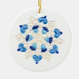Schönes Design aus blauem und weißem Schneeflocken Keramik Ornament