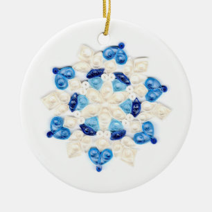 Schönes Design aus blauem und weißem Schneeflocken Keramik Ornament