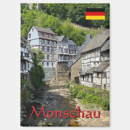 Schönes deutsches Dorf Monschau im Sommer Magnet