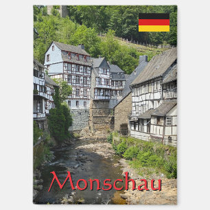 Schönes deutsches Dorf Monschau im Sommer Magnet