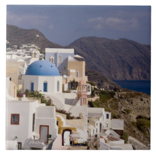 Schönes Dorf Oia mit weißen Gebäude Fliese