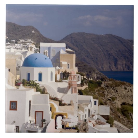 Schönes Dorf Oia mit weißen Gebäude Fliese (Vorderseite)