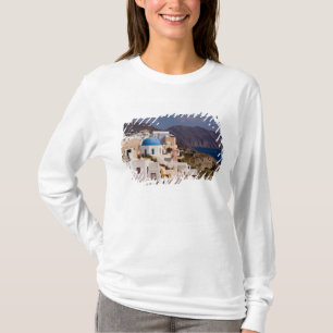 Schönes Dorf Oia mit weißen Gebäude T-Shirt