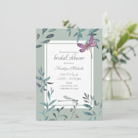 Schönes Dragonfly Garden Grüne Brautparty Einladung (Stehend Vorderseite)