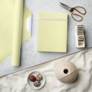 Schönes, einfaches, blassgelbes Satin Geschenkpapier