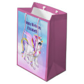 Schönes Einhorn mit Rainbow Mane Birthday Mittlere Geschenktüte (Rückseite Schrägansicht)