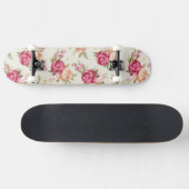 Schönes Farbpfingstrosenmuster auf Grün Skateboard (Horizontal)