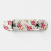 Schönes Farbpfingstrosenmuster auf Grün Skateboard (Horizontal)