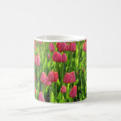 Schönes Feld mit rosa Tulpen Kaffeetasse (Mittel)