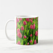 Schönes Feld mit rosa Tulpen Kaffeetasse (Links)
