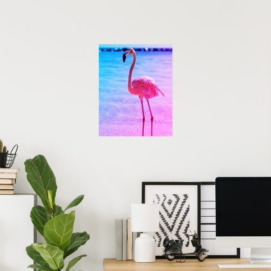 Schönes Flamingo im Wasser am Strand Poster (Heimbüro)