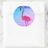 Schönes Flamingo im Wasser am Strand Runder Aufkleber (Tasche)