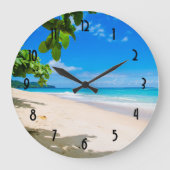 Schönes Foto an einem sonnigen tropischen Strand Große Wanduhr (Vorderseite)