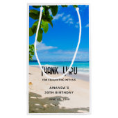 Schönes Foto an einem sonnigen tropischen Strand Kleine Geschenktüte (Rückseite)