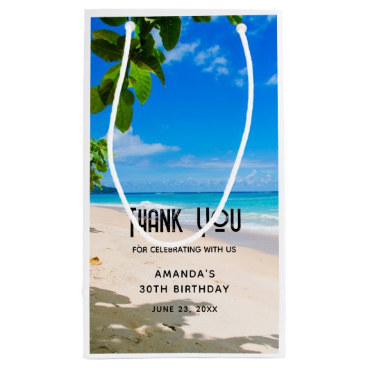 Schönes Foto an einem sonnigen tropischen Strand Kleine Geschenktüte (Rückseite)