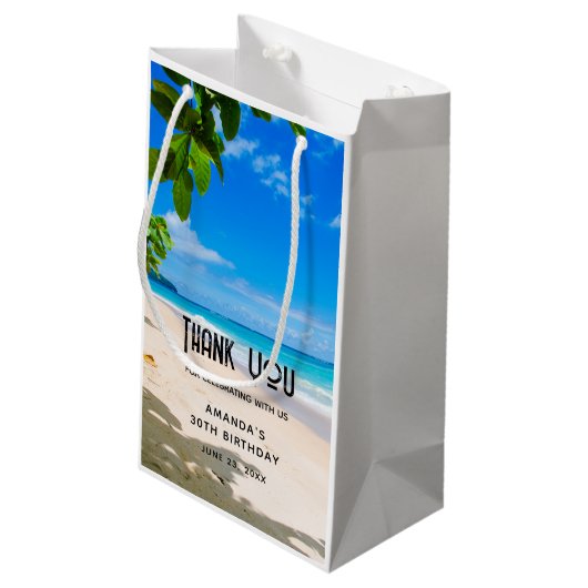 Schönes Foto an einem sonnigen tropischen Strand Kleine Geschenktüte (Rückseite Schrägansicht)