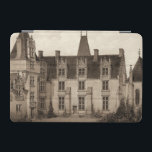 Schönes französisches Schloss in Sepia Tones iPad Mini Hülle<br><div class="desc">Victor Petit bringt Ihnen dieses schöne französische Chateaux,  das in angenehmen Sepiatönen eingefangen ist. Dieses herrschaftliche Herrenhaus war die Residenz des französischen Adels,  und der Sepia-Filter hebt die Majestät dieses Gebäude hervor. Bringen Sie etwas Adel in Ihre Zuhause mit diesem Druck!</div>