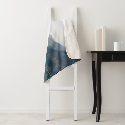 Schönes Friedlicher See Red Canoe Boat Sherpadecke (Beispiel)