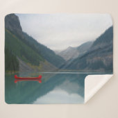 Schönes Friedlicher See Red Canoe Boat Sherpadecke (Vorderseite (Horizontal))