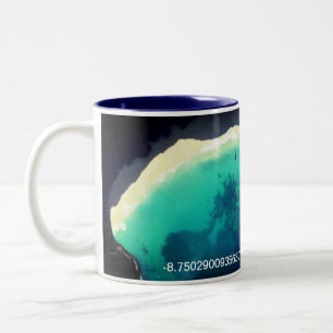 Schönes Getränk am Diamond Beach Zweifarbige Tasse
