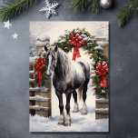 Schönes Graues Pferd mit Wintergarten Weihnachten<br><div class="desc">Genießen Sie den Zauber der Saison mit unserer atemberaubenden Weihnachtskarte, die am winterlichen Tag unter einer schneebedeckten Urlaubgarage ein wunderschönes graues Pferd stehend. Es ist perfekt, um Ihre wärmsten Wünsche zu teilen und den Feiertag zu verbringen. Inside Greeting - "Wir wünschen Ihnen eine schöne Urlaubssaison voller endloser Segen, Freude und...</div>