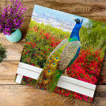 Schönes Green Blue Peacock Foto Stilvoll elegant Puzzle<br><div class="desc">Nichts ist so atemberaubend wie ein königsblauer Pfau mit seinen blauen, jugendfarbenen Federn, gegenüber einem leuchtend roten blühenden Busch mit Blick auf einen südkalifornischen Hafen. Feiern Sie jeden Tag seine Schönheit, wenn Sie an diesem einzigartigen, farbenfrohen Puzzle für Fotografie arbeiten. Ein tolles Geschenk für jemanden, der etwas Besonderes ist! Kommt...</div>