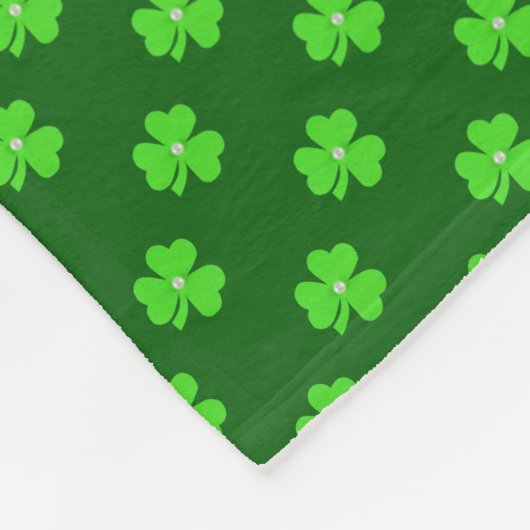 Schönes grünes Kleeblatt für St. Patrick's Day Fleecedecke (Ecke)