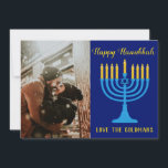 Schönes Hanukkah Blue and Gold Foto<br><div class="desc">Diese Karte ist ein perfekter Hanukkah-Gruß und zeichnet sich durch einen tiefblauen Hintergrund aus, der mit "Happy Hanukkah" in einem schönen goldenen Kursiv geschrieben wurde. Eine blaue Menorah mit goldfarbenen Kerzen. Darunter befindet sich eine weitere Vorlage, um Ihren Namen anzupassen. Auf der Rückseite befinden sich die blauen und goldenen Menorahs...</div>