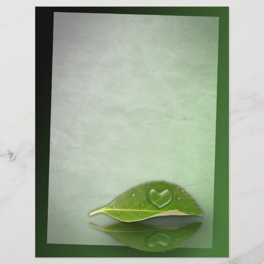 Schönes, herzförmiges Wassertropfen auf der linken (Vorderseite)