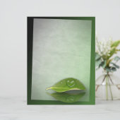 Schönes, herzförmiges Wassertropfen auf der linken (Stehend Vorderseite)