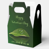 Schönes, herzförmiges Wassertropfen auf der linken Geschenkschachtel (Geöffnet)