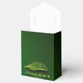 Schönes, herzförmiges Wassertropfen auf der linken Geschenkschachtel (Geöffnet)