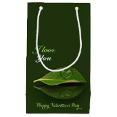 Schönes, herzförmiges Wassertropfen auf der linken Kleine Geschenktüte (Vorderseite)