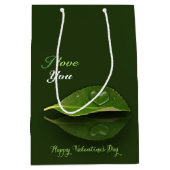 Schönes, herzförmiges Wassertropfen auf der linken Mittlere Geschenktüte (Vorderseite)