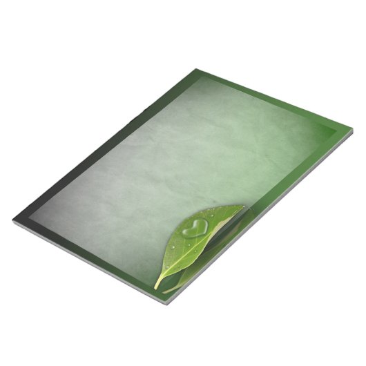 Schönes, herzförmiges Wassertropfen auf der linken Notizblock (angewinkelt)