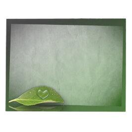 Schönes, herzförmiges Wassertropfen auf der linken Notizblock