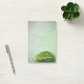 Schönes, herzförmiges Wassertropfen auf der linken Post-it Klebezettel (Büro)