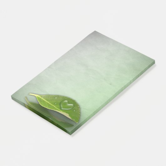 Schönes, herzförmiges Wassertropfen auf der linken Post-it Klebezettel (angewinkelt)