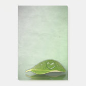 Schönes, herzförmiges Wassertropfen auf der linken Post-it Klebezettel (Vorderseite)