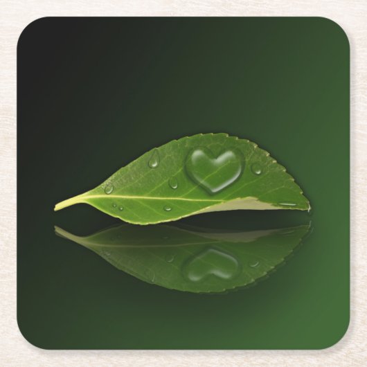 Schönes, herzförmiges Wassertropfen auf der linken Rechteckiger Pappuntersetzer (Vorderseite)