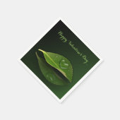 Schönes, herzförmiges Wassertropfen auf der linken Serviette (Ecke)