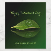 Schönes, herzförmiges Wassertropfen auf der linken Weinetikett (Einzelnes Label)