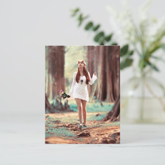 Schönes Hippie-Mädchen im Wald Postkarte (Stehend Vorderseite)