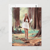 Schönes Hippie-Mädchen im Wald Postkarte (Vorne/Hinten)
