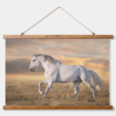 Schönes iberisches Pferd auf der Wiese bei Sonnenu Wandteppich Mit Holzrahmen (Vorne)