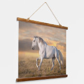 Schönes iberisches Pferd auf der Wiese bei Sonnenu Wandteppich Mit Holzrahmen (Gewinkelt)