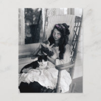 Schönes junges Mädchen mit Katze Circa 1910