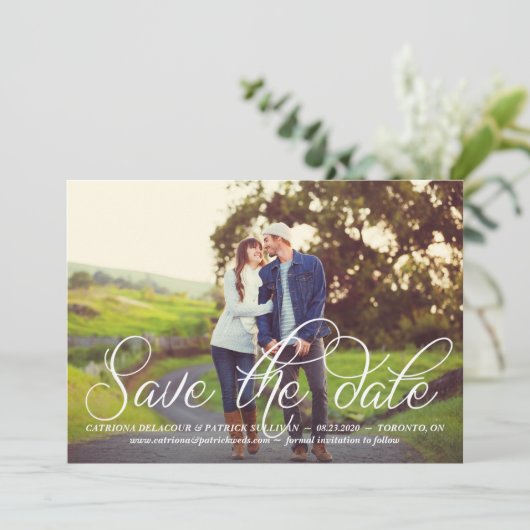 Schönes Kalligrafie-Script-Foto Save the Date (Stehend Vorderseite)
