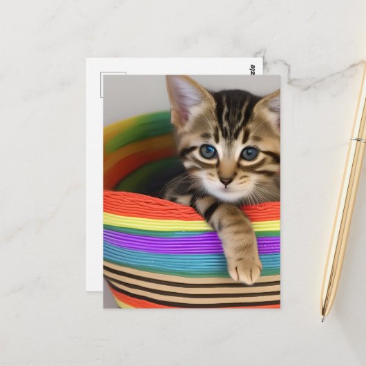 Schönes Kitten in einem farbenfrohen Korb Postkarte (Vorderseite/Rückseite Beispiel)