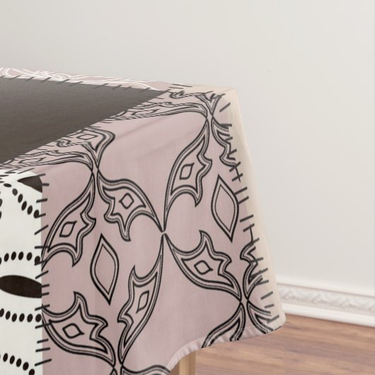 Schönes Land-Patchwork-Steppdecken-Rosa und Tischdecke (Beispiel)